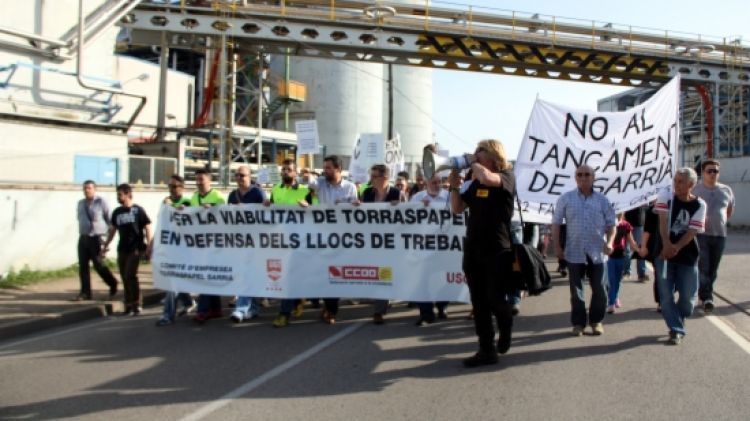 Els manifestants, sortint aquesta tarda de la planta afectada per l'ERO d'extinció © ACN