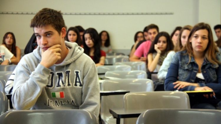 Alumnes gironins escolten les últimes instruccions del tribunal © ACN