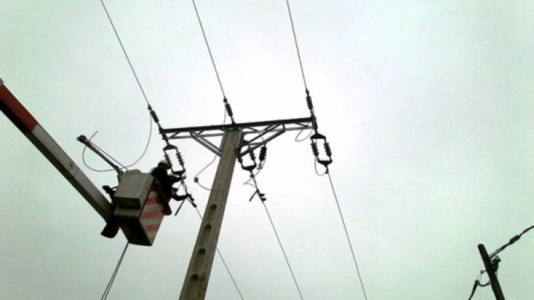 Imatge d'operaris d'Endesa realitzant les millores a les línies elèctriques © ACN