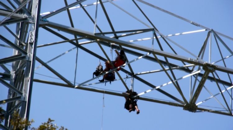 Tres dels activistes s'han encadenat a 60 metres d'alçada © ACN