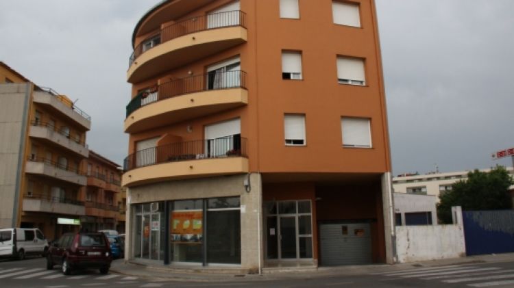 Els fets van tenir lloc a l'entrada d'aquest edifici de Palafrugell © ACN