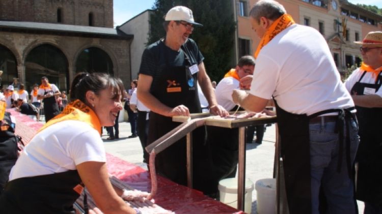 Una quarantena de xarcuters i carnissers gironins han participat en l'acció solidària © ACN