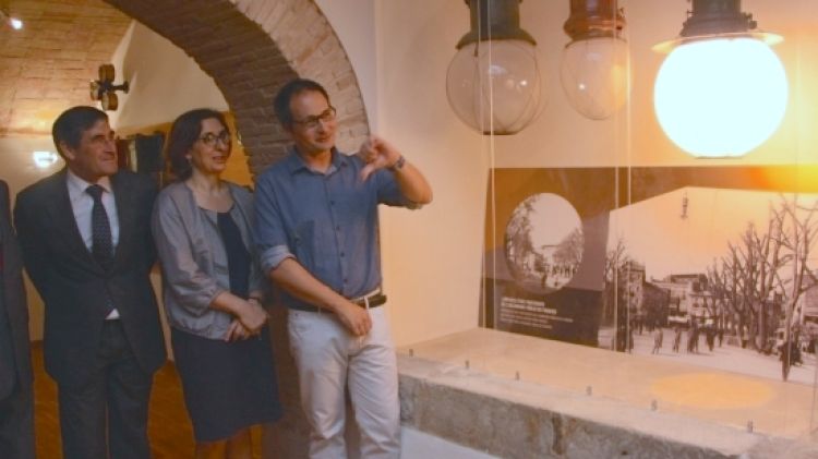 Moment de l'encesa de la làmpara de carbó datada del 1930 © ACN