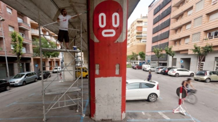 Les columnes del viaducte han servit de tapís per a Boris Hoppek © ACN