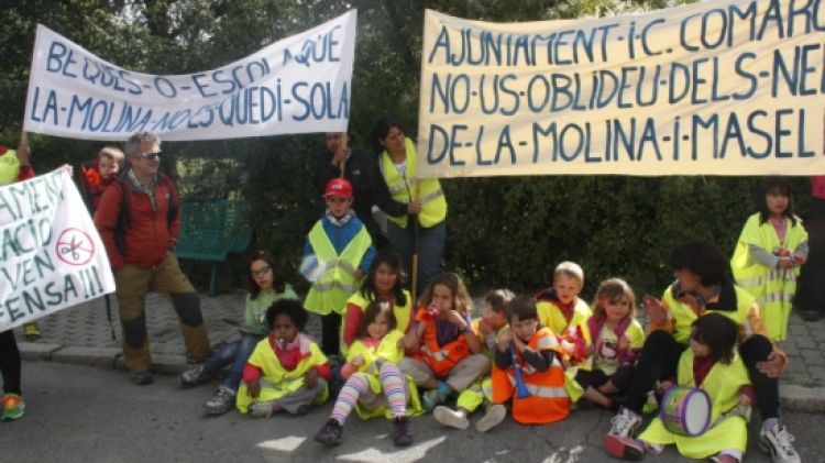 Els alumnes que han marxat de La Molina a Alp quan han parat davant de l'ajuntament © ACN