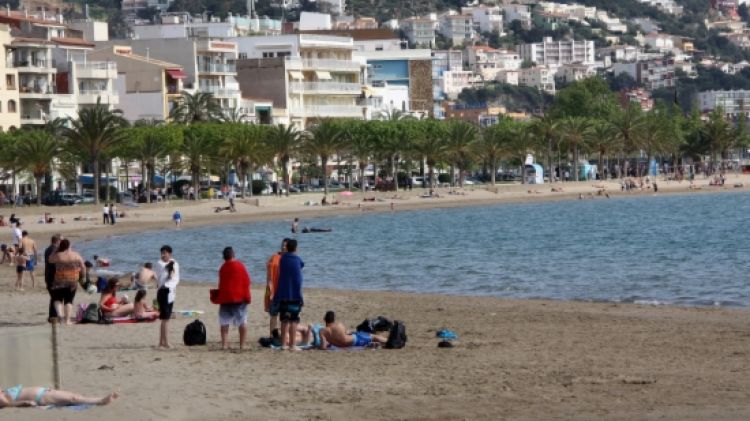 Una platja de Roses amb una baixa ocupació (arxiu) © ACN