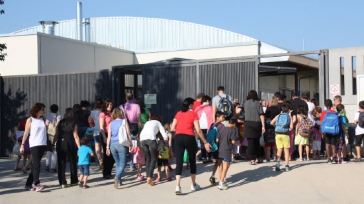 Pares i alumnes entrant a l'Escola Domeny de Girona en l'últim dia del curs escolar ©ACN