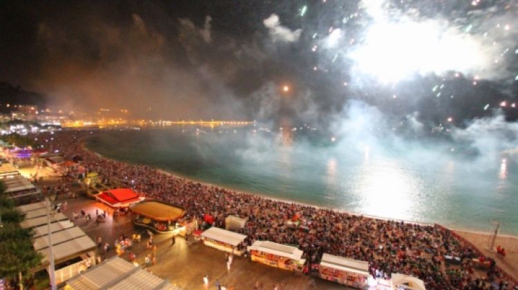 Imatges del Concurs Internacional de Focs de Blanes en l'edició passada © ACN