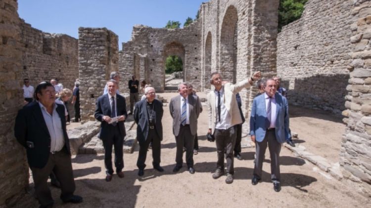 La visita inaugural que s'ha fet aquest matí al monestir de Sant Llorenç de Sous, a l'Alt Empordà © ACN