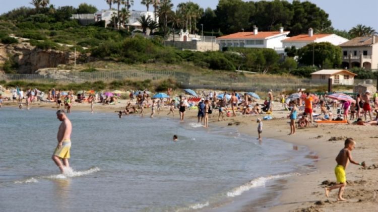 Turistes banyant-se al mar, a la platja de la Pineda, a Vila-seca © ACN
