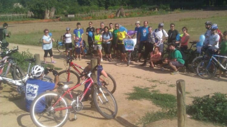 La bicicletada ha resseguit el riu Ter © ACN