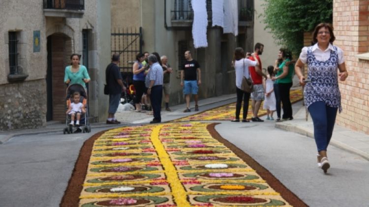 Borrassà s'ha engalanat amb catifes de flors aquest diumenge © ACN