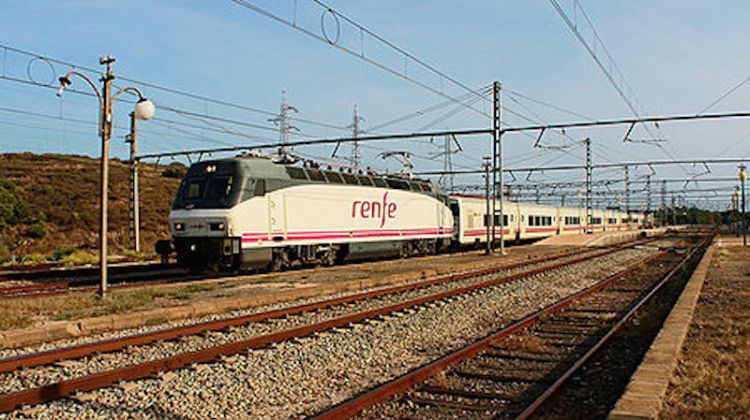 Un tren entrant a l'estació de Llançà