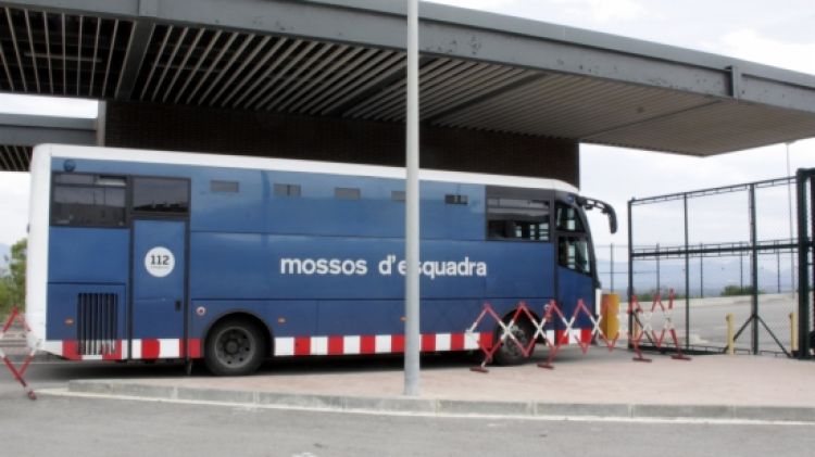 Un dels autocars que van traslladar els interns a la nova presó de Puig de les Basses el passat 26 de juny © ACN