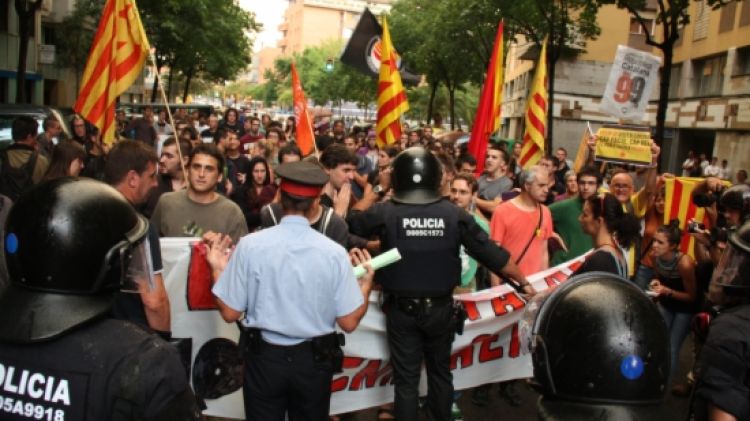 Un moment quan part dels manifestants han intentant apropar-se a l'Auditori de Girona © ACN