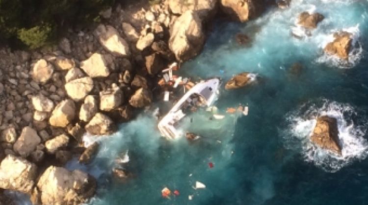 L'Embarcació varada a les roques © Bombers