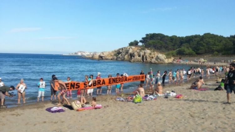 La cadena humana s'ha fet davant la platja