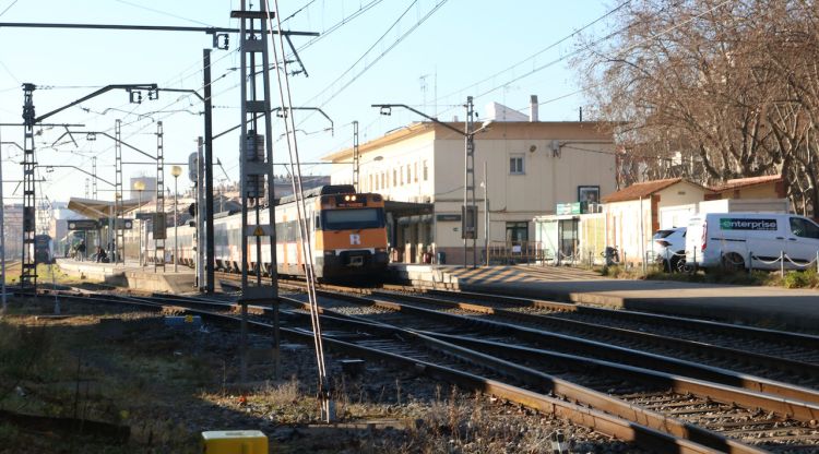Adif encara la fase final de la renovació de la catenària entre Figueres i Portbou