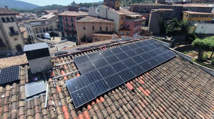 Arbúcies instal·la 36 plaques solars a la coberta de l’Ajuntament