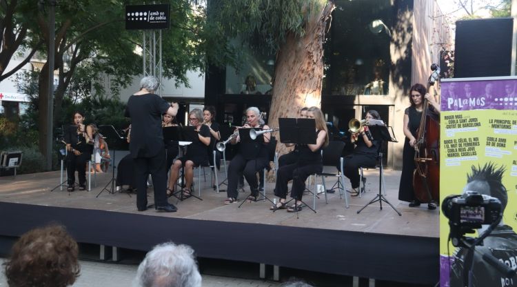 La cobla femenina Amb So de Dona s'estrena dalt dels escenaris a Palamós