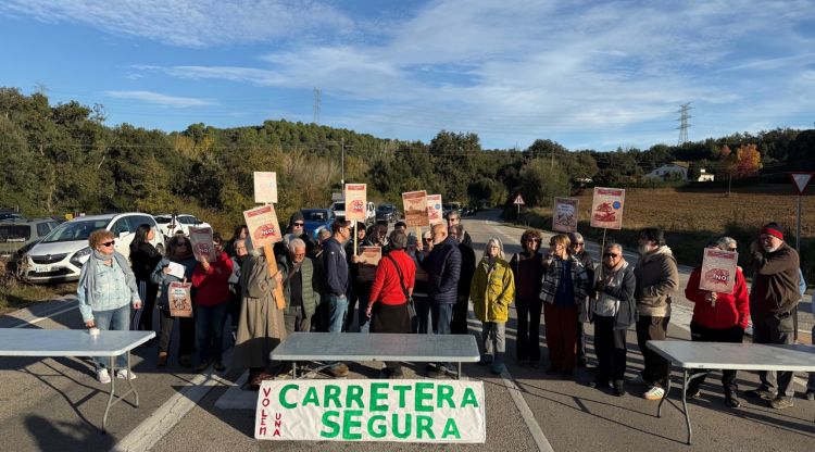 Els camioners infringeixen l'acord i segueixen passant per la Vall de Llémena en horari escolar