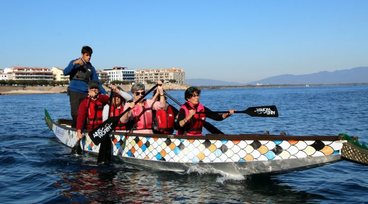 El Club Nàutic de l'Escala promou el Dragon Boat com a teràpia per a supervivents de càncer