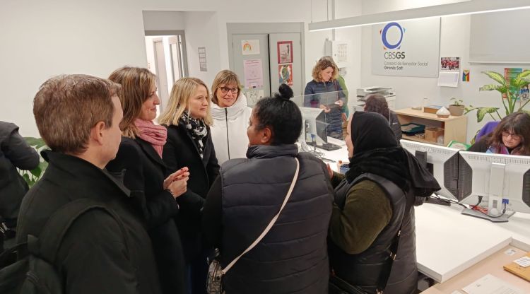 La consellera de Drets Socials visita Salt per conèixer els projectes A-Porta i les Cosidores