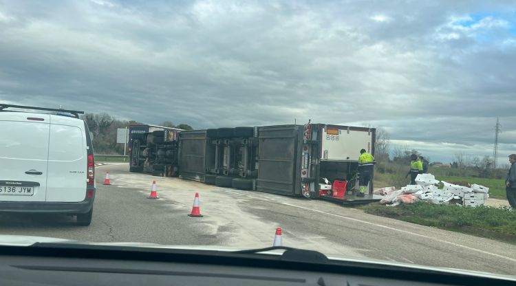 Un camió carregat de fruita bolca en una rotonda a la C-26 a Ordis