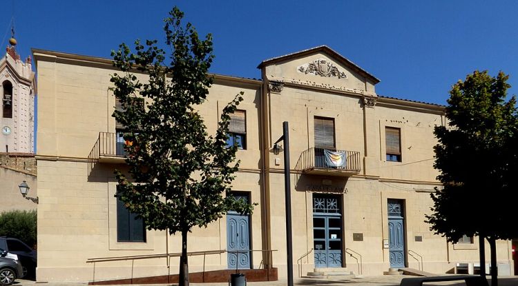 Un jutjat obliga Verges a col·locar la bandera espanyola fora de l'Ajuntament i treure estelades