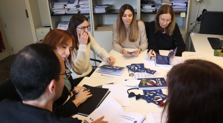 Un equip de la UdG publica un llibre que combina misteris, joc de detectius i llengua