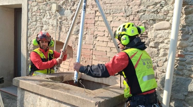 Rescaten una persona que havia caigut dins un pou a Flaçà
