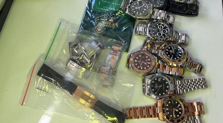 Detenen una mare i la seva filla a Vilablareix per vendre articles de luxe falsificats