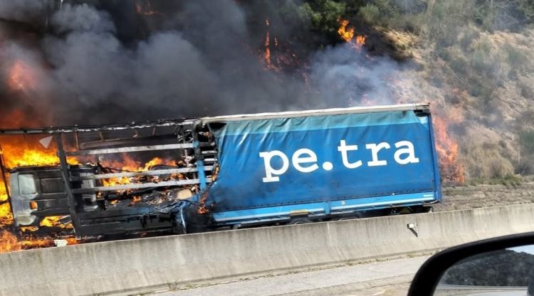 Dos morts en un accident amb un camió incendiat a la C-25 a Santa Coloma de Farners
