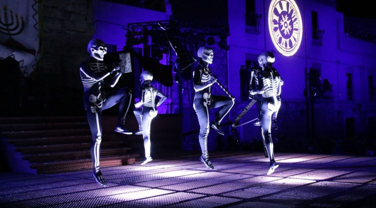 La Mort torna a desfilar pels carrers de Verges en una Processó marcada pel vent