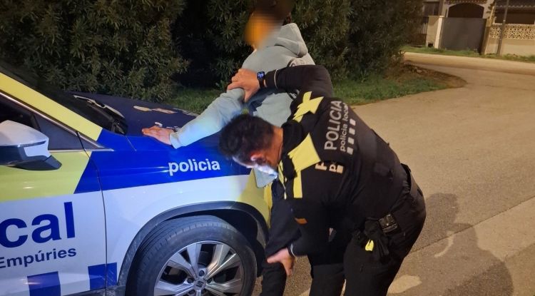 Detingut un home a Empuriabrava per agredir la seva parella i la filla