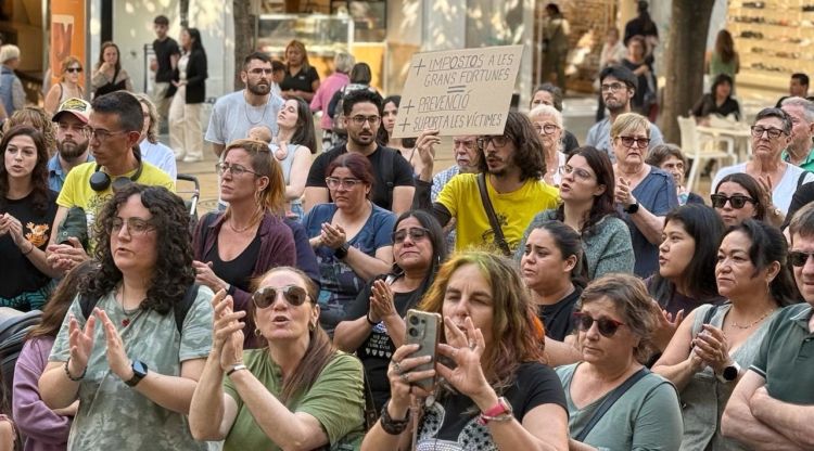 Uns 150 figuerencs tornen a concentrar-se a l'Ajuntament per condemnar el crim masclista