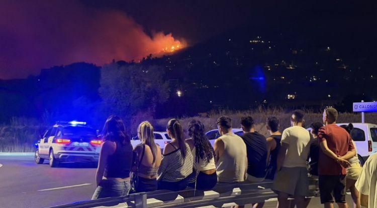 Els Bombers estabilitzen el 70% del flanc dret del foc de la Bisbal malgrat encara queda ''molta feina''