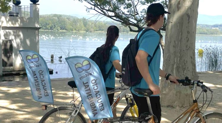 Dos informadors ambientals vetllen pel civisme a l’Estany de Banyoles aquest estiu