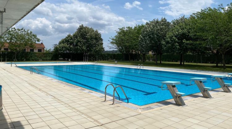Uns desconeguts defequen a la piscina de Besalú i l'han de tancar