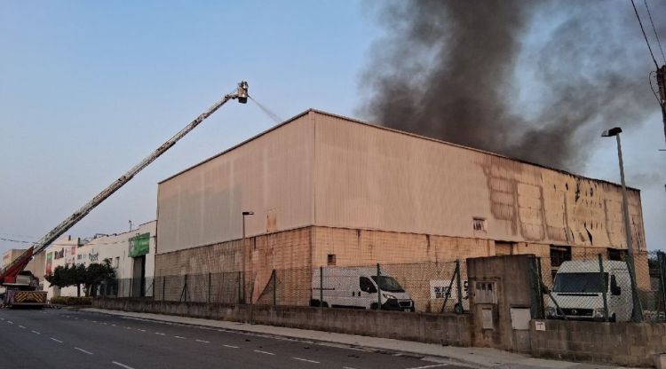 Un incendi crema l’interior d’una nau industrial a Vilamalla