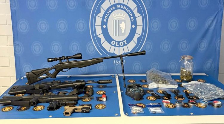 Denunciat un home per atacar la comissaria d’Olot i intentar agredir els agents