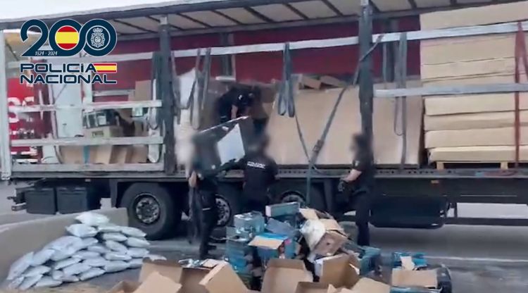 Intercepten 60 quilos de marihuana amagats entre electrodomèstics en un camió a la Jonquera