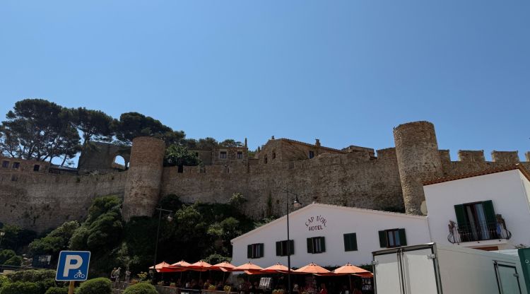 Tres de cada deu comerços de Tossa no tenen la retolació exterior en català