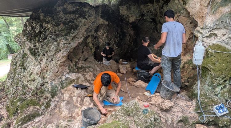 Eines, collarets i ossos revelen la vida a Serinyà de fa més de 20.000 anys