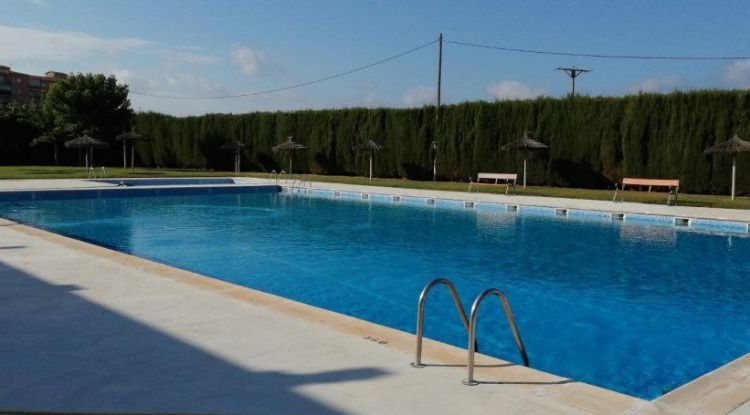 Tanquen la piscina de la Bisbal d'Empordà per una defecació involuntària a l'aigua