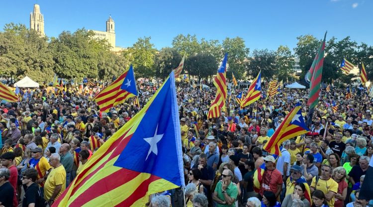 Milers de persones es manifesten a Girona per la Diada i reclamen unitat per la independència
