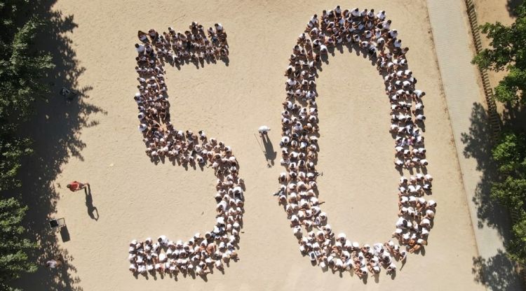 L’Escola Ruiz Amado de Castelló d'Empúries celebra els 50 anys reunint prop de 400 alumnes al pati
