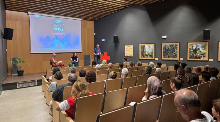 Una exposició a la Vall d’en Bas mostra l’impacte de les guerres sobre dones i nenes