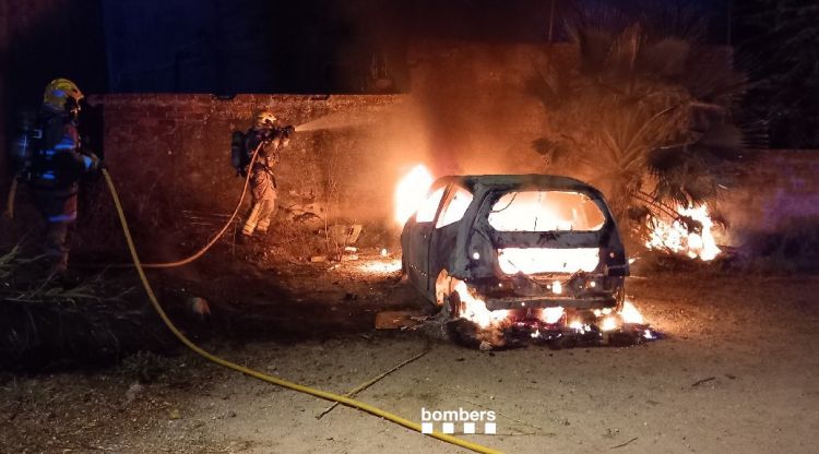 Un vehicle crema completament de matinada a Palamós