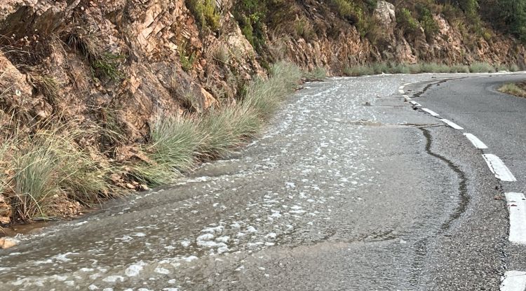 El temporal de pluja talla catorze de carreteres per esllavissades o inundacions pel temporal de pluja